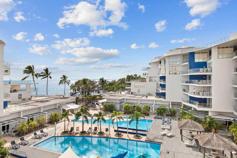 Hamptons Meets Hervey Bay In Upmarket Resort - Ocean Views, Hervey Bay - Pt A