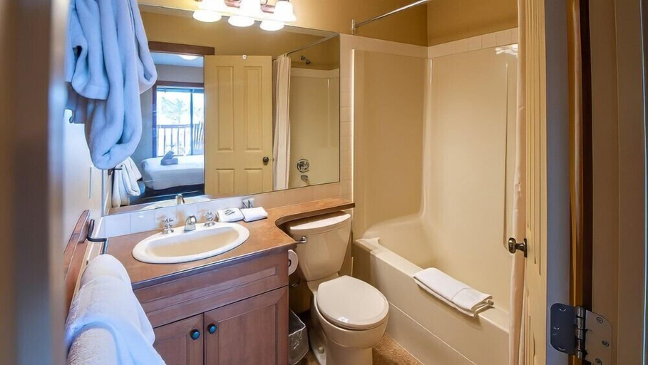 Bathroom 4, Snow Creek Lodge by Fernie Lodging Co, East Kootenay