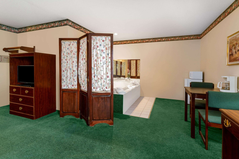 Bedroom 4, Super 8 by Wyndham Reedsburg, Sauk
