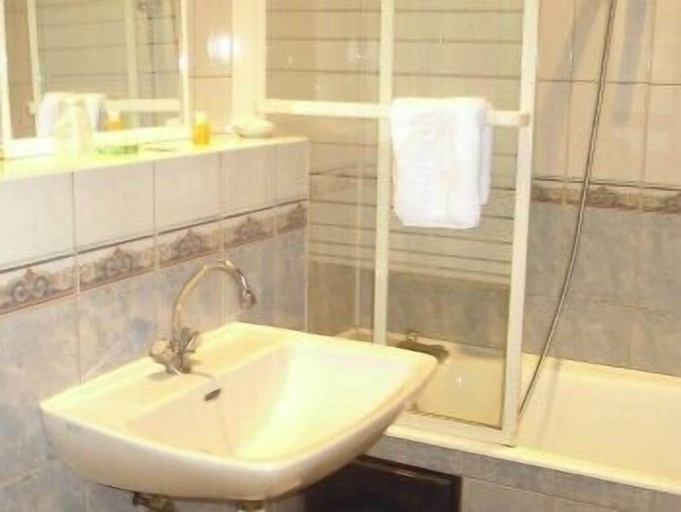 Bathroom 5, Hotel de Paris, Ardennes