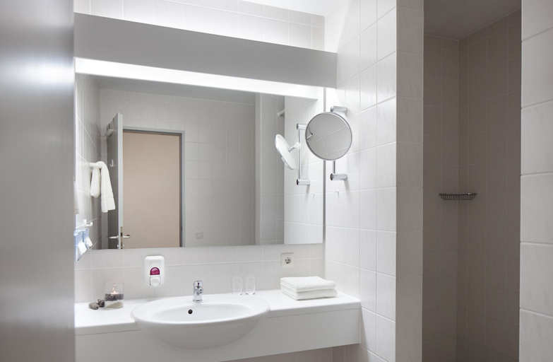 Bathroom 5, Nordica Hotel Berlin, Dithmarschen