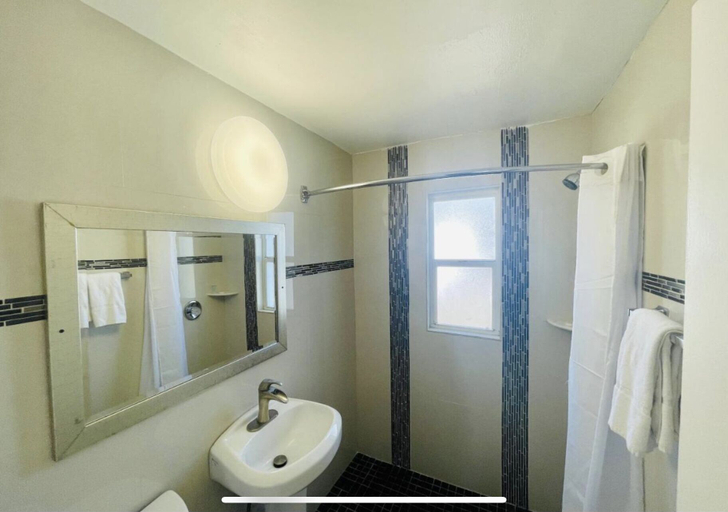 Bathroom 4, Siesta Inn, Sarasota