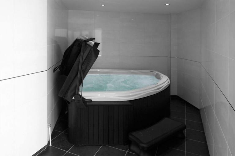 Bathroom 5, Damon's Hotel, Lincolnshire