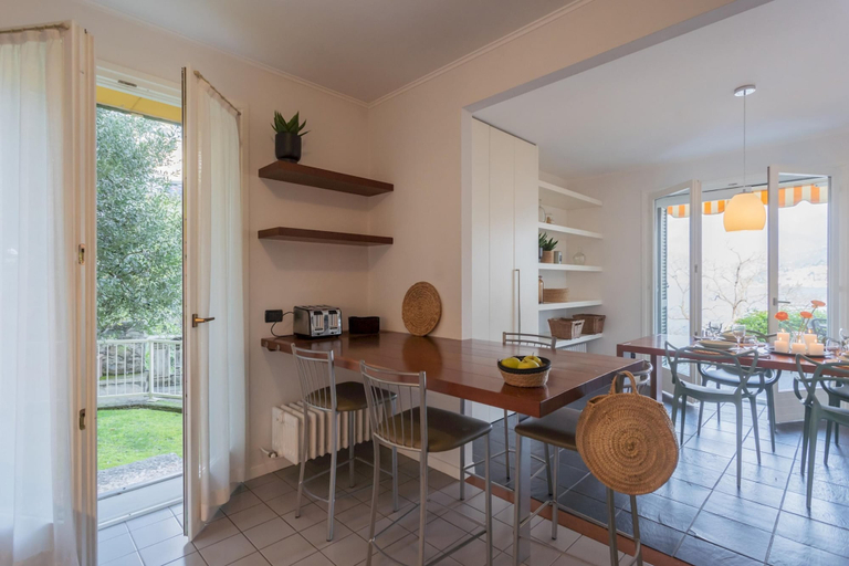 Room 3, On the Lake - Private Garden Parking, Como