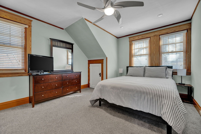 Bedroom 2, Oakley Square 3br Charmer - Total Walkability 3 Bedroom Home by RedAwning, Cincinnati