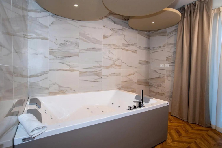 Others 3, Jacuzzi Suite Home by Enjoy Garda Hotel, Verona
