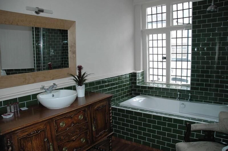 Bathroom 3, The White Hart Hotel, Hertfordshire