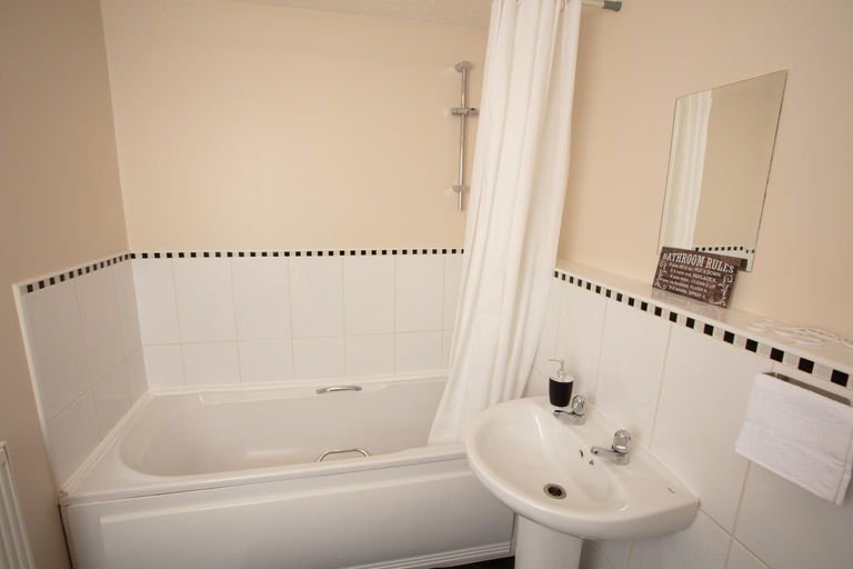 Others 2, Ample Comforts, Smart TV, Wifi, Safe and Clean, Warrington