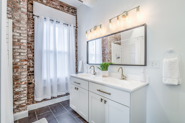 Bathroom 4, Delightfully Redesigned Home - JZ Vacation Rentals, Saint Louis