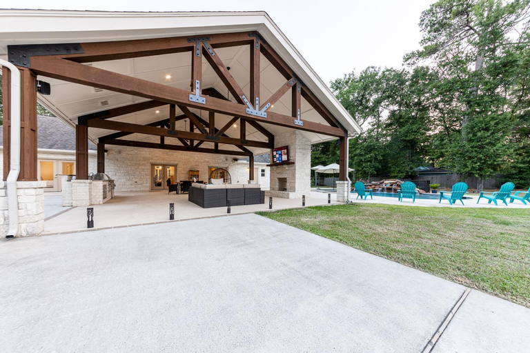Exterior & Views