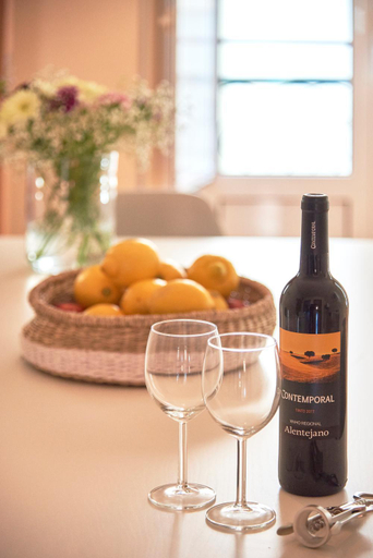 Food & Drinks 4, Spacious &Renovated w Amazing Patio, By TimeCooler, Lisbon