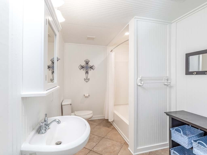 Bathroom, Bikini Bottom by Tybee Vacation Rentals, Chatham