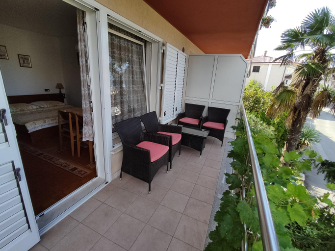 Others 3, Apartmaji Samec, Izola