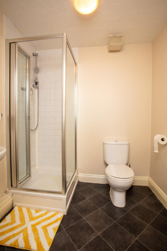 Others 3, Ample Comforts, Smart TV, Wifi, Safe and Clean, Warrington