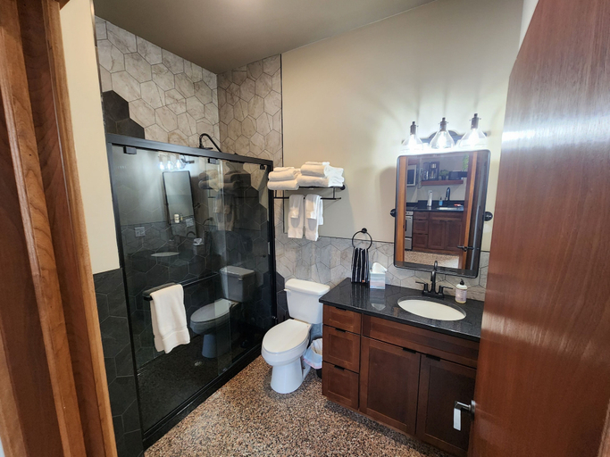 Bathroom 3, The Lodge Luxury Suites, Houghton