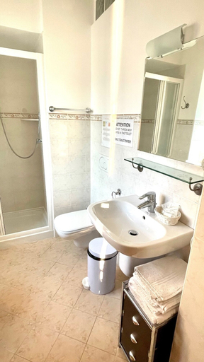 Bathroom 4, Nest on the Lake, Como