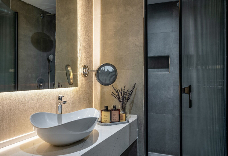Bathroom 10