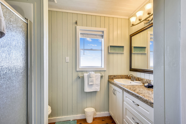 Bathroom 4, Jamaica Waves, Galveston