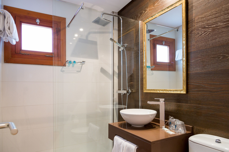 Bathroom 4, Hotel Los Arces, Cantabria
