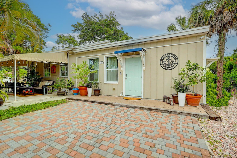 Exterior view 2, Wellington Garden, Palm Beach