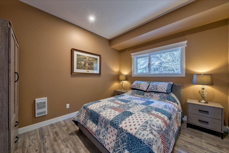 Bedroom 4, Semi-lakefront Luxury Blind Bay - Spring Specials! 2 Bedroom Cottage by RedAwning, Columbia-Shuswap