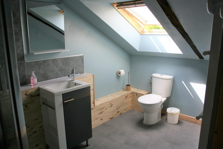Bathroom 2, Kercapitaine, Finistère