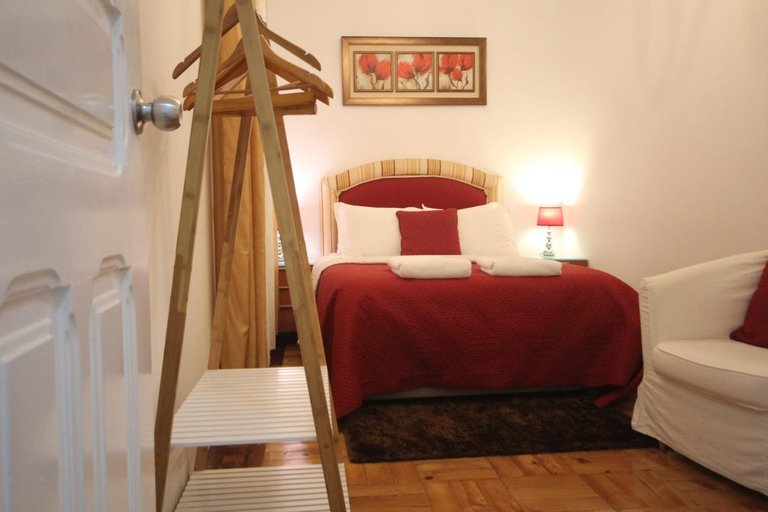 Others 2, Bordeaux M1 R3 - Nice & Comfortable Double Room with Private Patio & Shared Bathroom, Lisbon