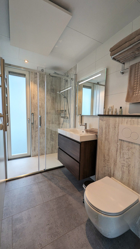 Bathroom 3, Antonius Hoeve Chalets, Halderberge