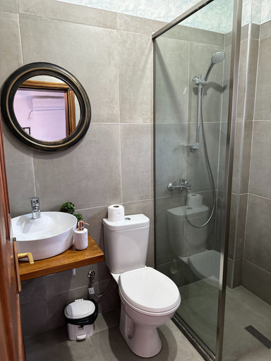 Bathroom 3, Shtepia Ime, Përmetit