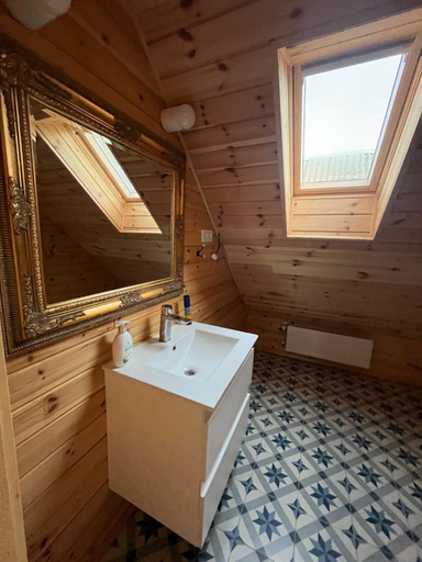 Bathroom, CSENDULO VENDEGHAZ, Eger