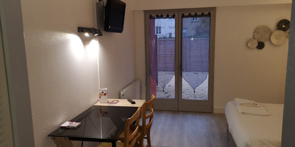 Room 5, Hôtel Restaurant Le Cheval Blanc, Deux-Sèvres