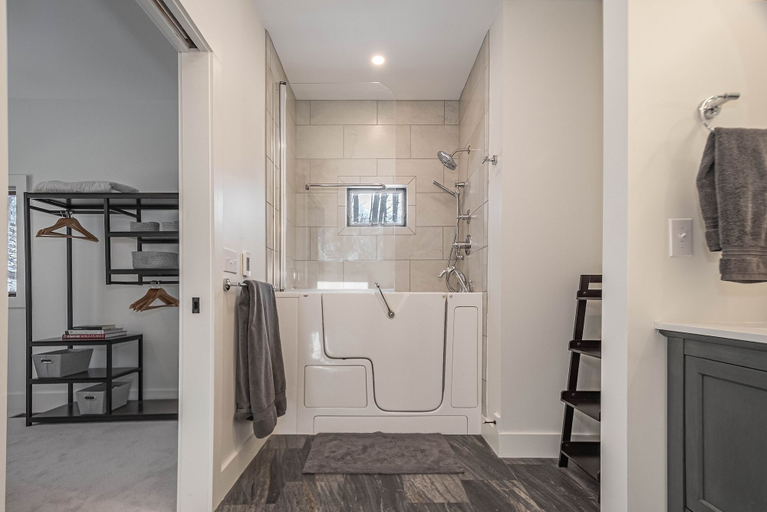 Bathroom 3, Raven's Hollow, Garrett