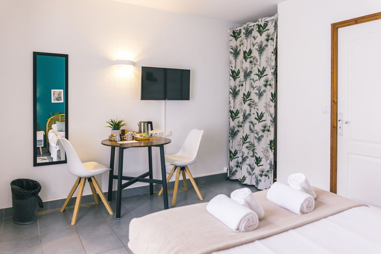 Bedroom 4, Le Soleil D'or, Yonne