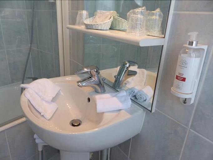 Bathroom 3, Hôtel Les Remparts, Haute-Marne