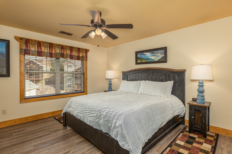 Bedroom 2, Wet and Wild, Sevier