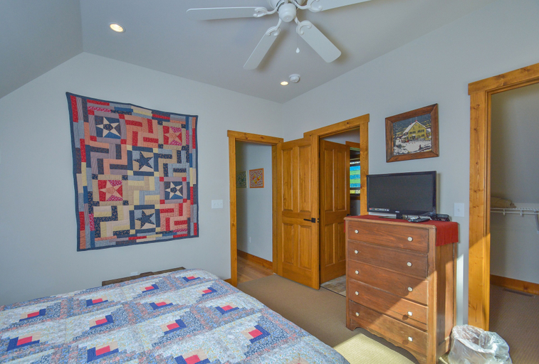 Bedroom 2, Livin' Lodge, Garrett