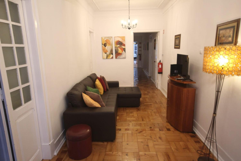 Others 3, Bordeaux M1 R3 - Nice & Comfortable Double Room with Private Patio & Shared Bathroom, Lisbon