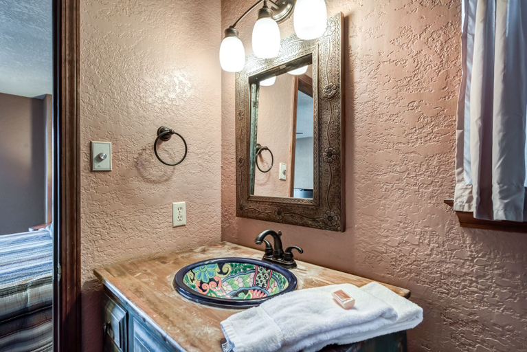 Bathroom, 2 Sisters Mountain Home, Lincoln