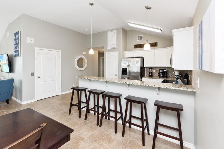 Others 5, Latitude Adjustment - Private Pool/elevator!, Nueces