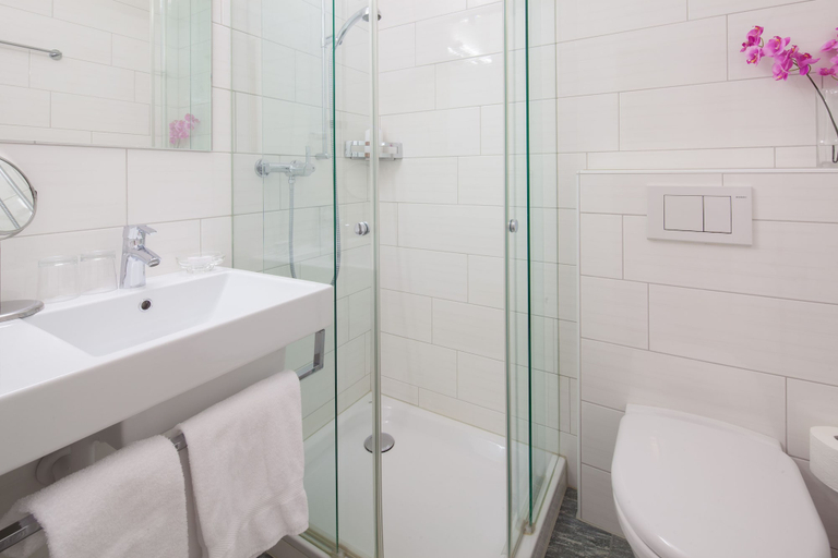 Bathroom 5, Chesa Surlej Hotel, Maloja