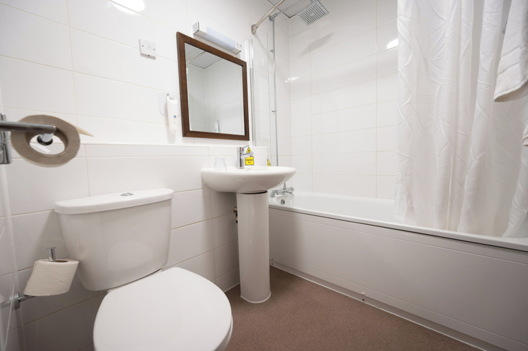 Bathroom 4, Cocked Hat Hotel by Greene Kings Inns, Warwickshire