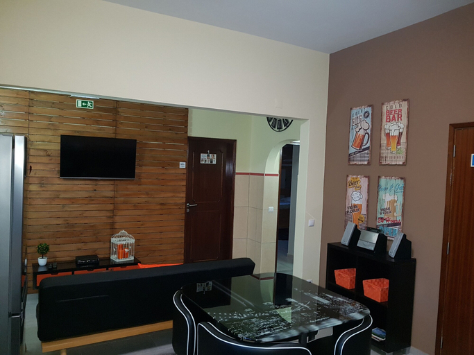 Others 5, Almancil Hostel, Loulé