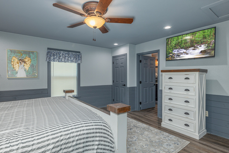 Bedroom, Sweet Surrender, Sevier
