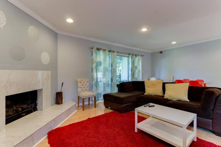 Others 4, Woodland Hills Charmer, Los Angeles