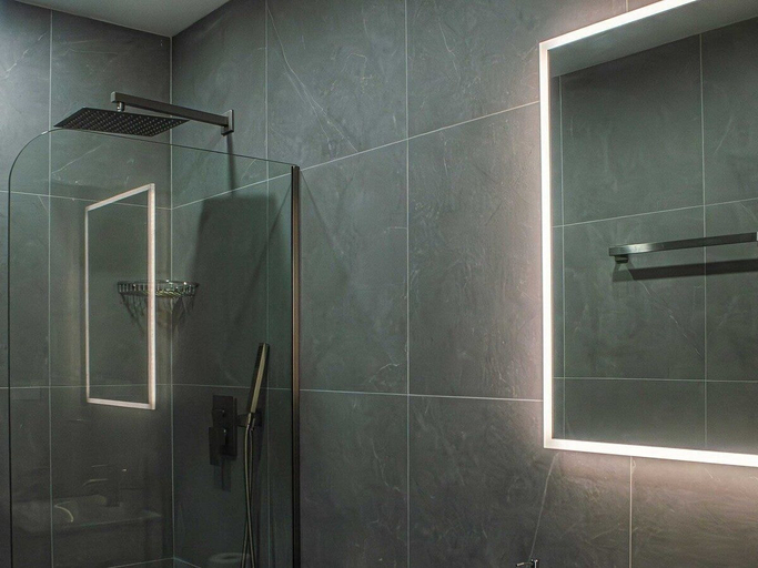 Bathroom 5, The Palms Resort