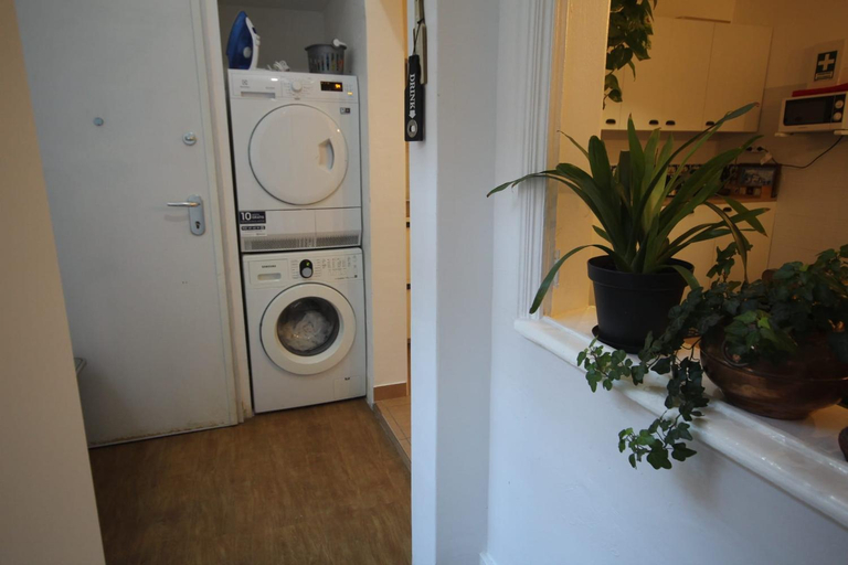 Others 4, Bordeaux M1 R3 - Nice & Comfortable Double Room with Private Patio & Shared Bathroom, Lisbon