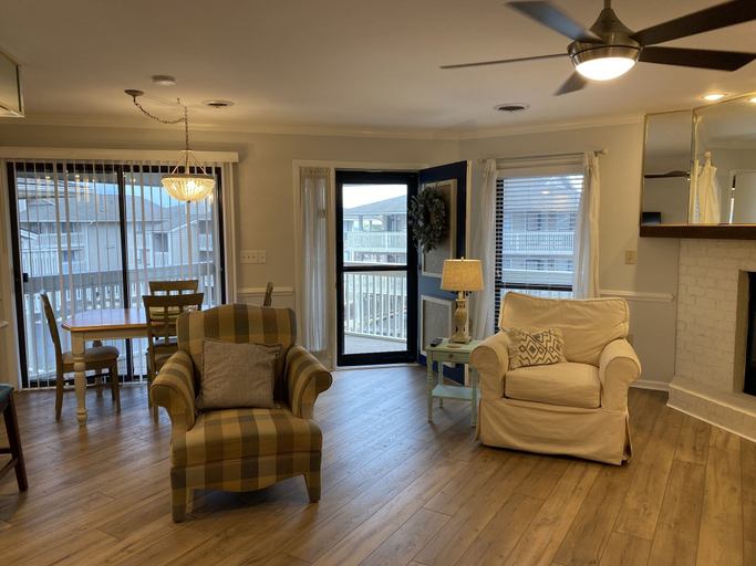 Living room, Tilghman Lakes H4 3 Bedroom Condo by RedAwning, Horry