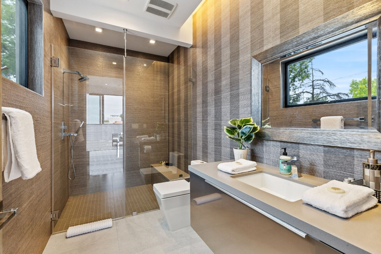 Bathroom 3, Vanalden, Los Angeles