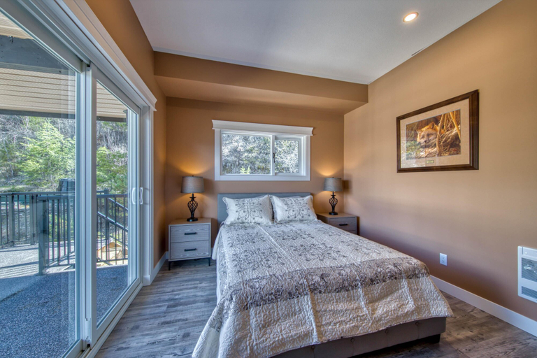 Bedroom 3, Semi-lakefront Luxury Blind Bay - Spring Specials! 2 Bedroom Cottage by RedAwning, Columbia-Shuswap