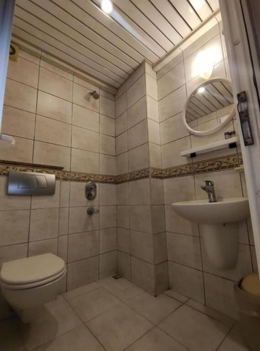 Bathroom 5, Hotel Nayla, Fatih